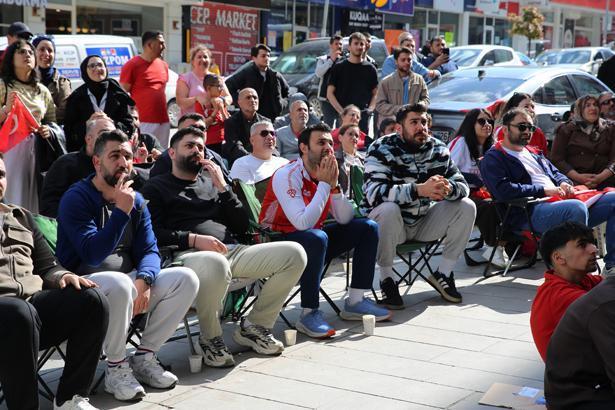 24 yıllık hasretin ardından tarihi sabah Dünya Kupası heyecanı sokaklara taştı: Türkiye kırmızı-beyaza büründü