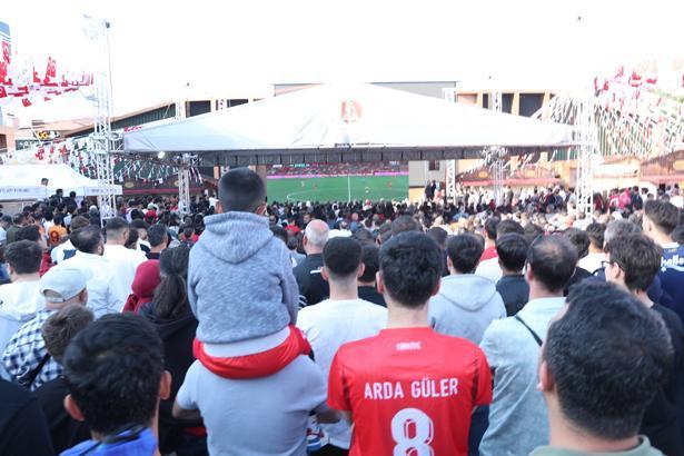 24 yıllık hasretin ardından tarihi sabah Dünya Kupası heyecanı sokaklara taştı: Türkiye kırmızı-beyaza büründü