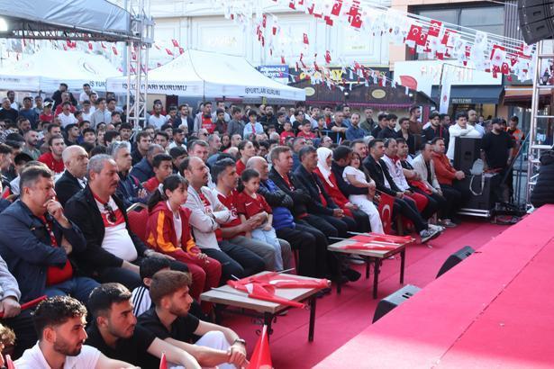 24 yıllık hasretin ardından tarihi sabah Dünya Kupası heyecanı sokaklara taştı: Türkiye kırmızı-beyaza büründü