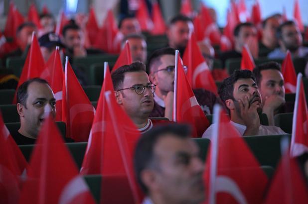 24 yıllık hasretin ardından tarihi sabah Dünya Kupası heyecanı sokaklara taştı: Türkiye kırmızı-beyaza büründü