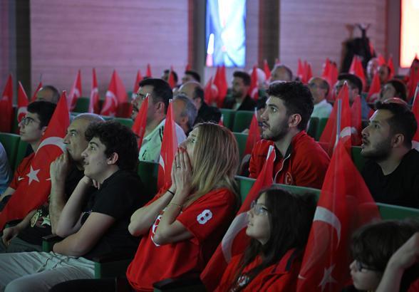 24 yıllık hasretin ardından tarihi sabah Dünya Kupası heyecanı sokaklara taştı: Türkiye kırmızı-beyaza büründü
