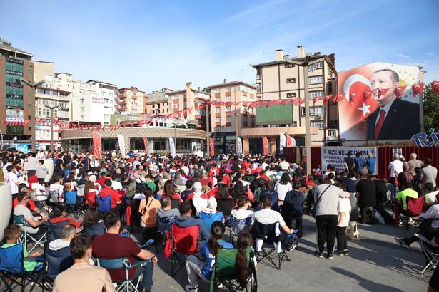 24 yıllık hasretin ardından tarihi sabah Dünya Kupası heyecanı sokaklara taştı: Türkiye kırmızı-beyaza büründü