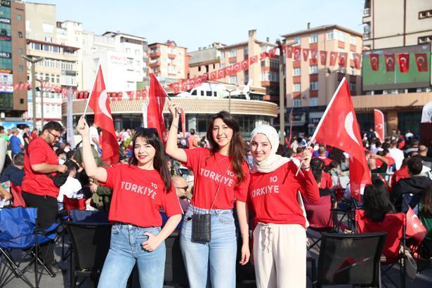 24 yıllık hasretin ardından tarihi sabah Dünya Kupası heyecanı sokaklara taştı: Türkiye kırmızı-beyaza büründü