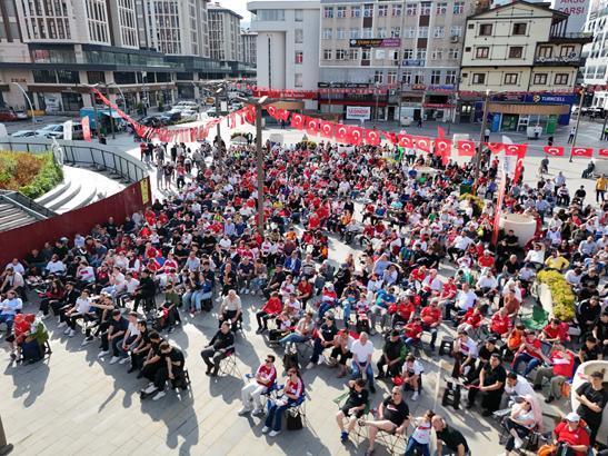 24 yıllık hasretin ardından tarihi sabah Dünya Kupası heyecanı sokaklara taştı: Türkiye kırmızı-beyaza büründü