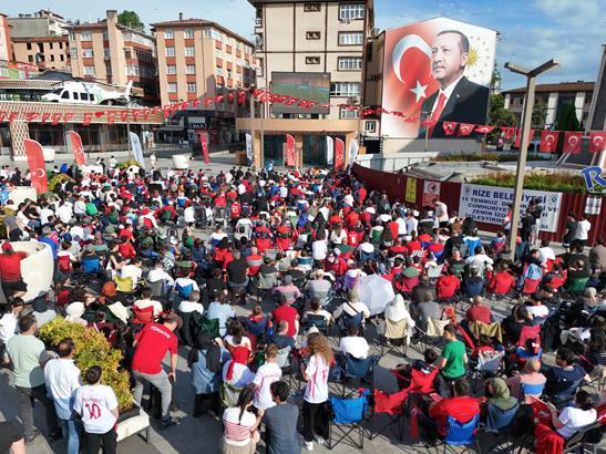 24 yıllık hasretin ardından tarihi sabah Dünya Kupası heyecanı sokaklara taştı: Türkiye kırmızı-beyaza büründü