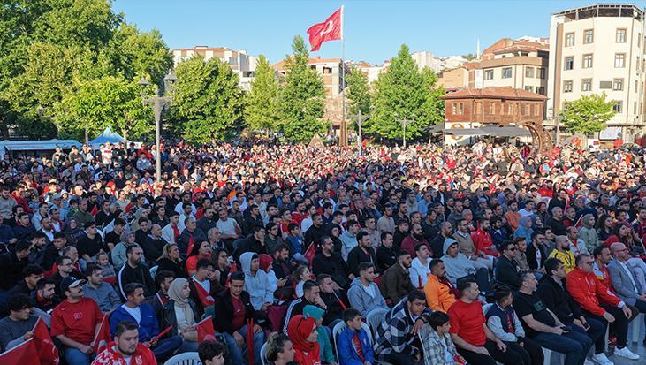 24 yıllık hasretin ardından tarihi sabah Dünya Kupası heyecanı sokaklara taştı: Türkiye kırmızı-beyaza büründü