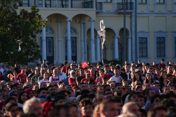 24 yıllık hasretin ardından tarihi sabah Dünya Kupası heyecanı sokaklara taştı: Türkiye kırmızı-beyaza büründü