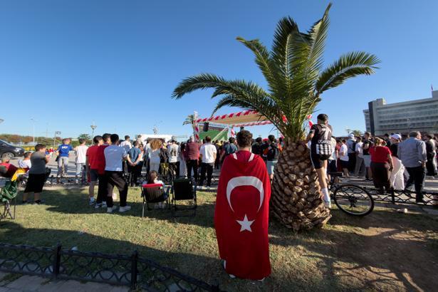 24 yıllık hasretin ardından tarihi sabah Dünya Kupası heyecanı sokaklara taştı: Türkiye kırmızı-beyaza büründü