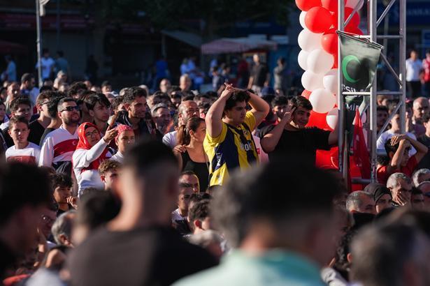 24 yıllık hasretin ardından tarihi sabah Dünya Kupası heyecanı sokaklara taştı: Türkiye kırmızı-beyaza büründü