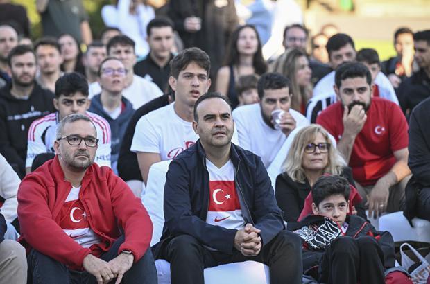 24 yıllık hasretin ardından tarihi sabah Dünya Kupası heyecanı sokaklara taştı: Türkiye kırmızı-beyaza büründü