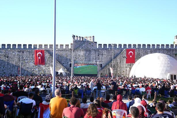 24 yıllık hasretin ardından tarihi sabah Dünya Kupası heyecanı sokaklara taştı: Türkiye kırmızı-beyaza büründü