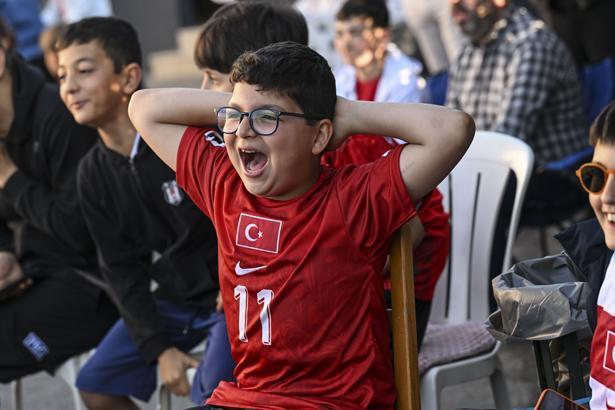 24 yıllık hasretin ardından tarihi sabah Dünya Kupası heyecanı sokaklara taştı: Türkiye kırmızı-beyaza büründü