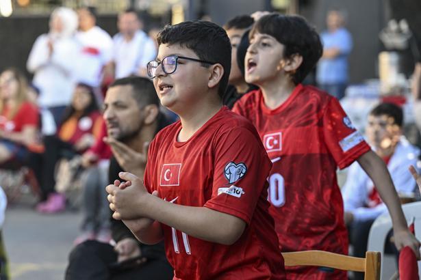24 yıllık hasretin ardından tarihi sabah Dünya Kupası heyecanı sokaklara taştı: Türkiye kırmızı-beyaza büründü