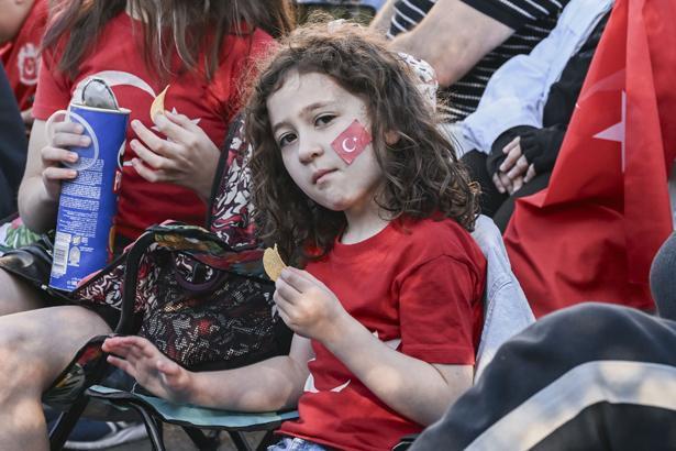 24 yıllık hasretin ardından tarihi sabah Dünya Kupası heyecanı sokaklara taştı: Türkiye kırmızı-beyaza büründü