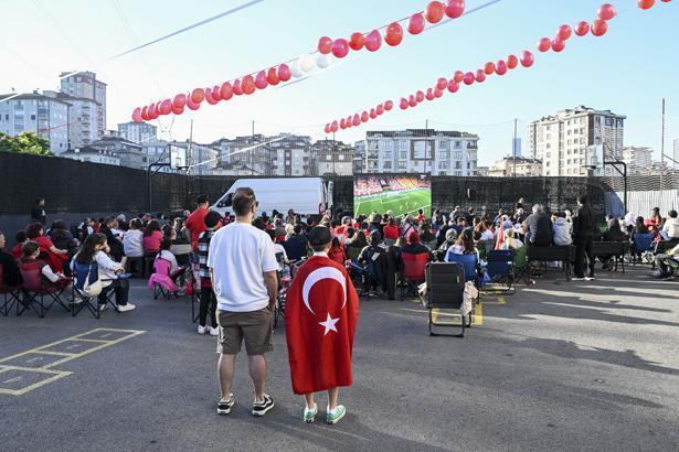 24 yıllık hasretin ardından tarihi sabah Dünya Kupası heyecanı sokaklara taştı: Türkiye kırmızı-beyaza büründü