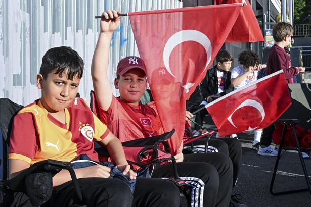 24 yıllık hasretin ardından tarihi sabah Dünya Kupası heyecanı sokaklara taştı: Türkiye kırmızı-beyaza büründü