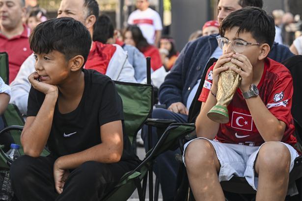 24 yıllık hasretin ardından tarihi sabah Dünya Kupası heyecanı sokaklara taştı: Türkiye kırmızı-beyaza büründü