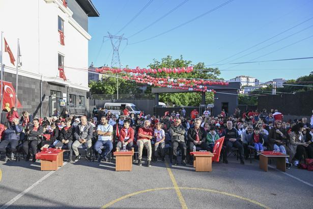 24 yıllık hasretin ardından tarihi sabah Dünya Kupası heyecanı sokaklara taştı: Türkiye kırmızı-beyaza büründü