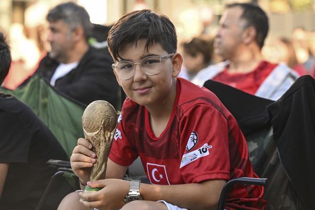 24 yıllık hasretin ardından tarihi sabah Dünya Kupası heyecanı sokaklara taştı: Türkiye kırmızı-beyaza büründü