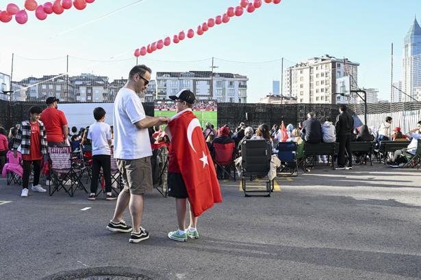 24 yıllık hasretin ardından tarihi sabah Dünya Kupası heyecanı sokaklara taştı: Türkiye kırmızı-beyaza büründü