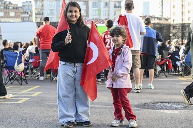 24 yıllık hasretin ardından tarihi sabah Dünya Kupası heyecanı sokaklara taştı: Türkiye kırmızı-beyaza büründü