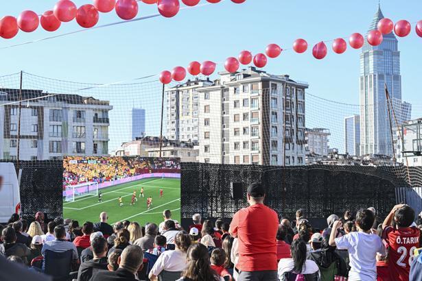 24 yıllık hasretin ardından tarihi sabah Dünya Kupası heyecanı sokaklara taştı: Türkiye kırmızı-beyaza büründü