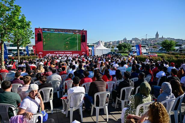 24 yıllık hasretin ardından tarihi sabah Dünya Kupası heyecanı sokaklara taştı: Türkiye kırmızı-beyaza büründü