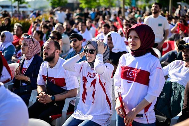 24 yıllık hasretin ardından tarihi sabah Dünya Kupası heyecanı sokaklara taştı: Türkiye kırmızı-beyaza büründü