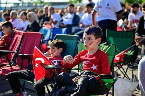 24 yıllık hasretin ardından tarihi sabah Dünya Kupası heyecanı sokaklara taştı: Türkiye kırmızı-beyaza büründü