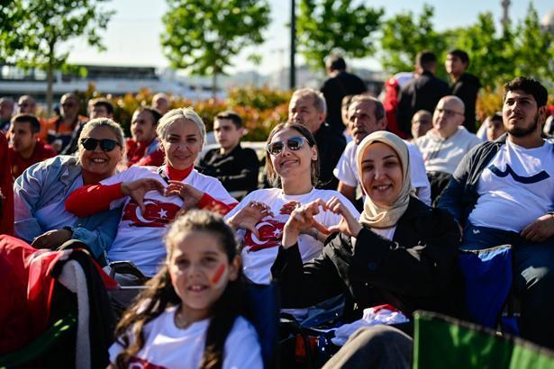 24 yıllık hasretin ardından tarihi sabah Dünya Kupası heyecanı sokaklara taştı: Türkiye kırmızı-beyaza büründü