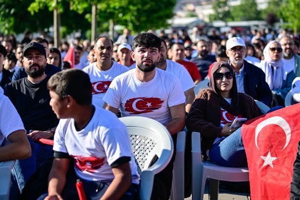 24 yıllık hasretin ardından tarihi sabah Dünya Kupası heyecanı sokaklara taştı: Türkiye kırmızı-beyaza büründü