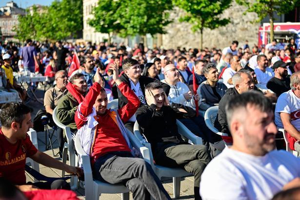 24 yıllık hasretin ardından tarihi sabah Dünya Kupası heyecanı sokaklara taştı: Türkiye kırmızı-beyaza büründü
