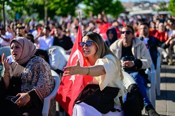 24 yıllık hasretin ardından tarihi sabah Dünya Kupası heyecanı sokaklara taştı: Türkiye kırmızı-beyaza büründü