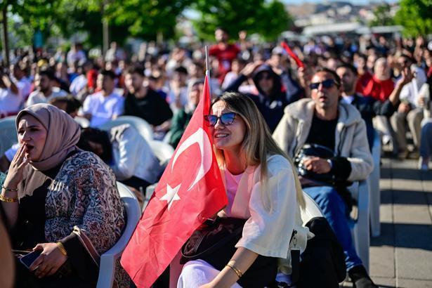 24 yıllık hasretin ardından tarihi sabah Dünya Kupası heyecanı sokaklara taştı: Türkiye kırmızı-beyaza büründü