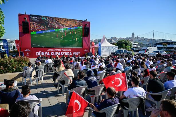 24 yıllık hasretin ardından tarihi sabah Dünya Kupası heyecanı sokaklara taştı: Türkiye kırmızı-beyaza büründü