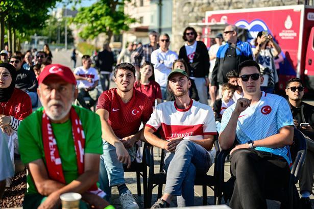 24 yıllık hasretin ardından tarihi sabah Dünya Kupası heyecanı sokaklara taştı: Türkiye kırmızı-beyaza büründü