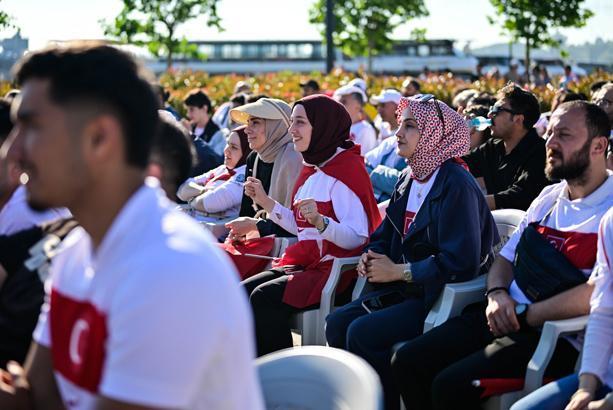 24 yıllık hasretin ardından tarihi sabah Dünya Kupası heyecanı sokaklara taştı: Türkiye kırmızı-beyaza büründü