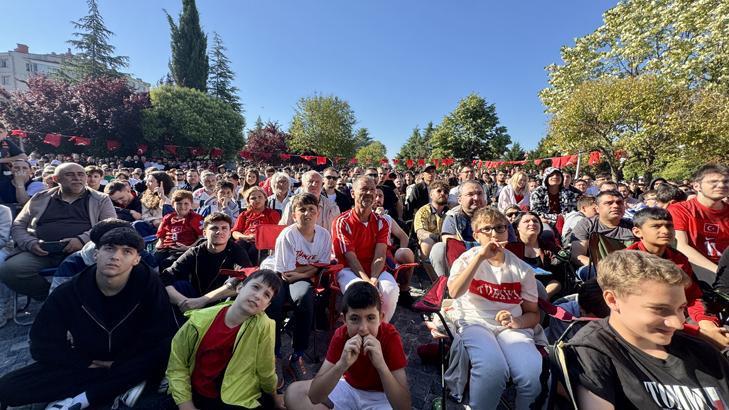 24 yıllık hasretin ardından tarihi sabah Dünya Kupası heyecanı sokaklara taştı: Türkiye kırmızı-beyaza büründü
