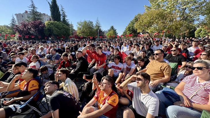 24 yıllık hasretin ardından tarihi sabah Dünya Kupası heyecanı sokaklara taştı: Türkiye kırmızı-beyaza büründü
