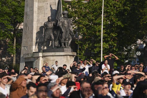 24 yıllık hasretin ardından tarihi sabah Dünya Kupası heyecanı sokaklara taştı: Türkiye kırmızı-beyaza büründü