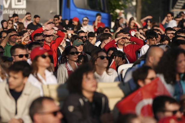 24 yıllık hasretin ardından tarihi sabah Dünya Kupası heyecanı sokaklara taştı: Türkiye kırmızı-beyaza büründü