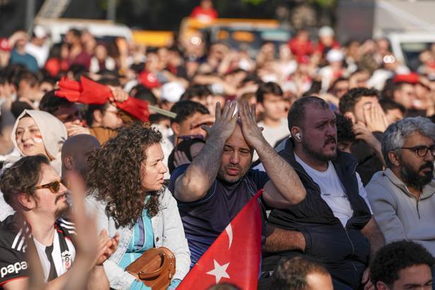 24 yıllık hasretin ardından tarihi sabah Dünya Kupası heyecanı sokaklara taştı: Türkiye kırmızı-beyaza büründü