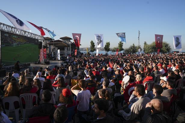 24 yıllık hasretin ardından tarihi sabah Dünya Kupası heyecanı sokaklara taştı: Türkiye kırmızı-beyaza büründü