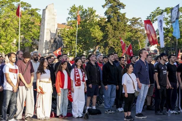 24 yıllık hasretin ardından tarihi sabah Dünya Kupası heyecanı sokaklara taştı: Türkiye kırmızı-beyaza büründü