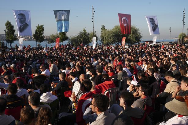 24 yıllık hasretin ardından tarihi sabah Dünya Kupası heyecanı sokaklara taştı: Türkiye kırmızı-beyaza büründü