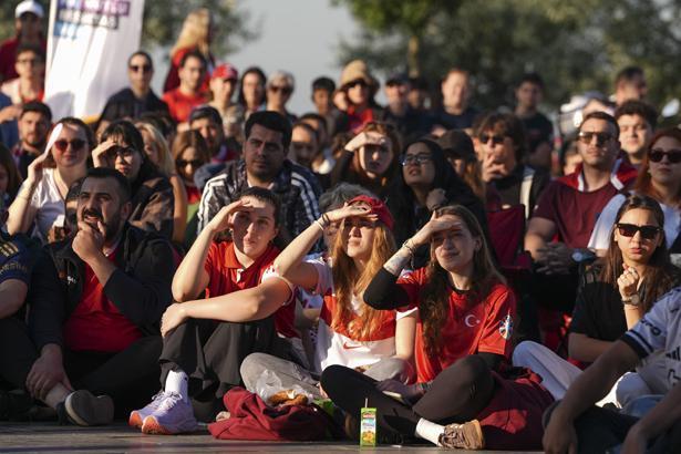 24 yıllık hasretin ardından tarihi sabah Dünya Kupası heyecanı sokaklara taştı: Türkiye kırmızı-beyaza büründü