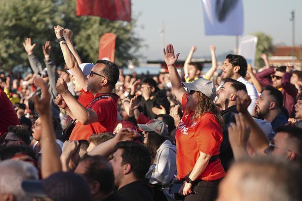 24 yıllık hasretin ardından tarihi sabah Dünya Kupası heyecanı sokaklara taştı: Türkiye kırmızı-beyaza büründü