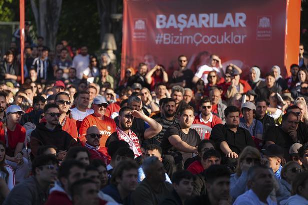 24 yıllık hasretin ardından tarihi sabah Dünya Kupası heyecanı sokaklara taştı: Türkiye kırmızı-beyaza büründü