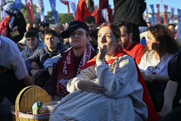 24 yıllık hasretin ardından tarihi sabah Dünya Kupası heyecanı sokaklara taştı: Türkiye kırmızı-beyaza büründü