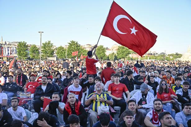 24 yıllık hasretin ardından tarihi sabah Dünya Kupası heyecanı sokaklara taştı: Türkiye kırmızı-beyaza büründü